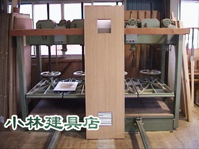 窓付FD（タモ柾生地、中窓、ガラリ付）