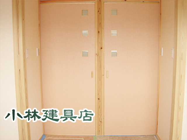 窓付ＦＤ（クロス貼、小窓３個付）