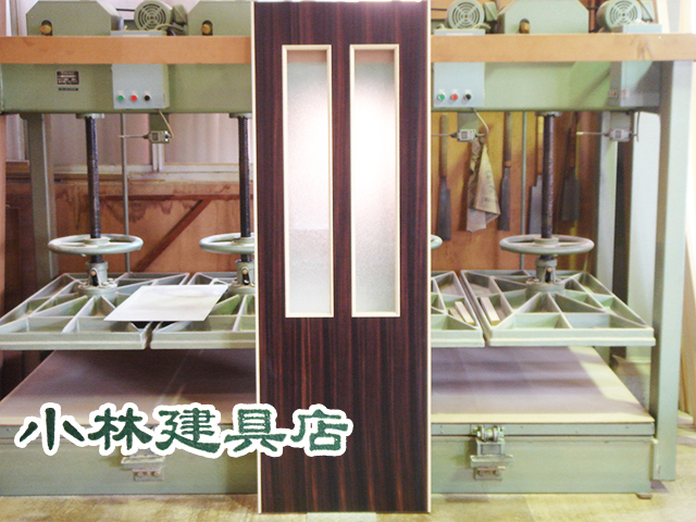 窓付FD（ローズ突板、立長中窓２個付）