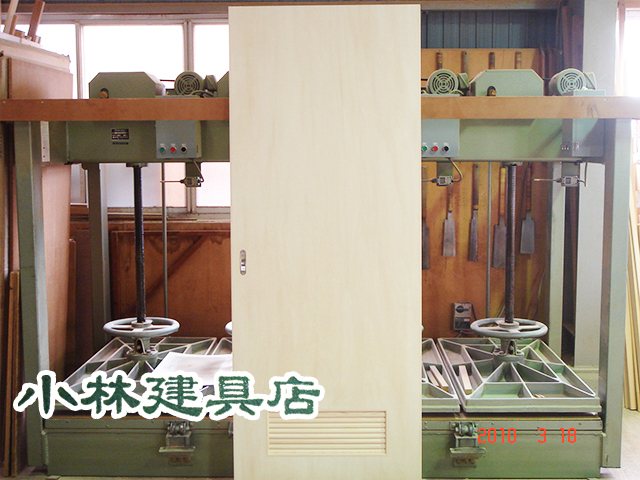 窓付FD（シナ　木製ガラリ付）