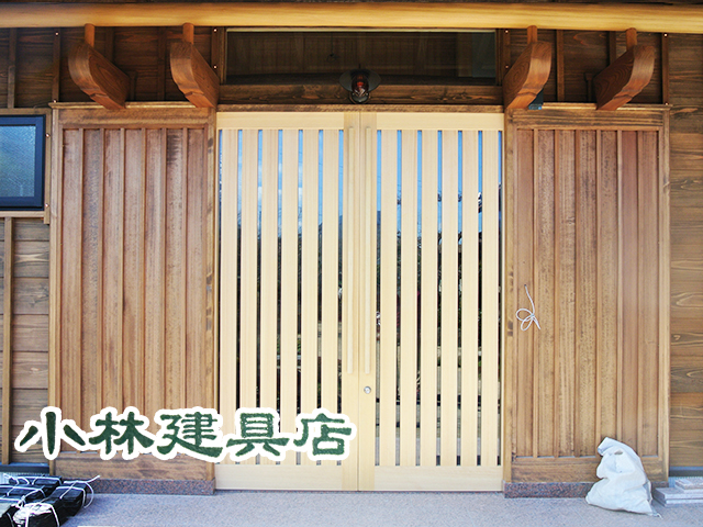 玄関框戸（吉野桧、立格子）