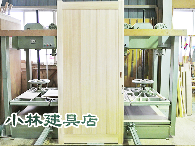 舞良戸（吉野杉、柾板釘打ち）