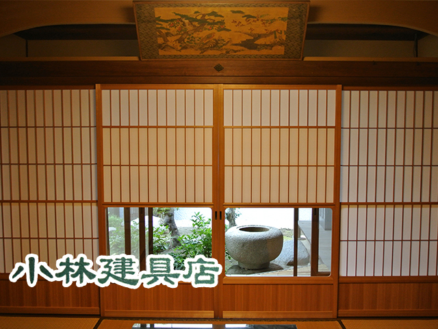 スリアゲ障子（立柳、柾板ハギ腰、吉野杉）