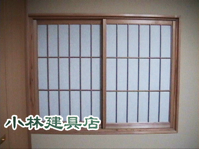 紙貼障子中窓（立柳、吉野杉）